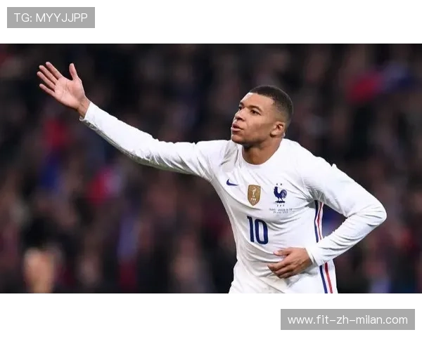 姆巴佩与球童同吃冰淇淋，温情画面引爆网络