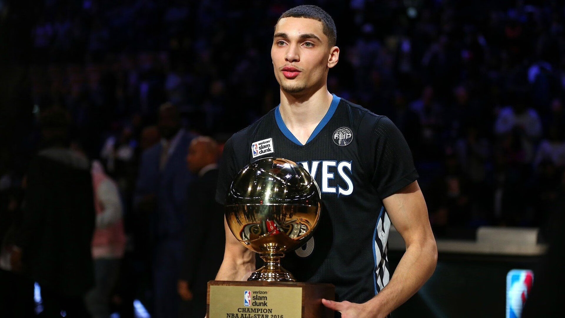 冠军球队主场球迷报答赛季支持开展感谢活动,球队拿冠军的说说